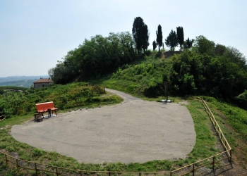 A Bricco Lu la panchina gigante che guarda l'UNESCO.